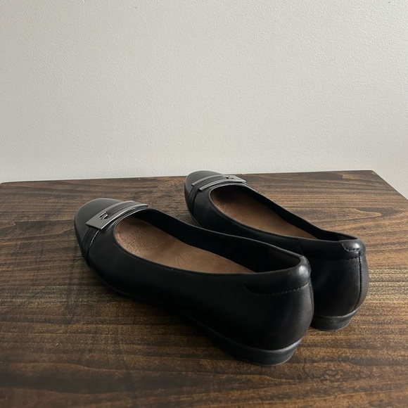 Clark’s Black Leather Women's Flats, Size 7.5 - Picture 5 of 11